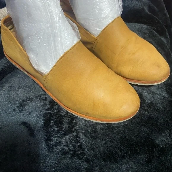 Sorel Tan Loafers Sleek Slip-On Design - Picture 13 of 13